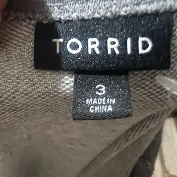 Torrid Women's Plus Size 3 Gray Off Shoulder Sweatshirt Pink Sequin Lips Casual - Picture 9 of 9